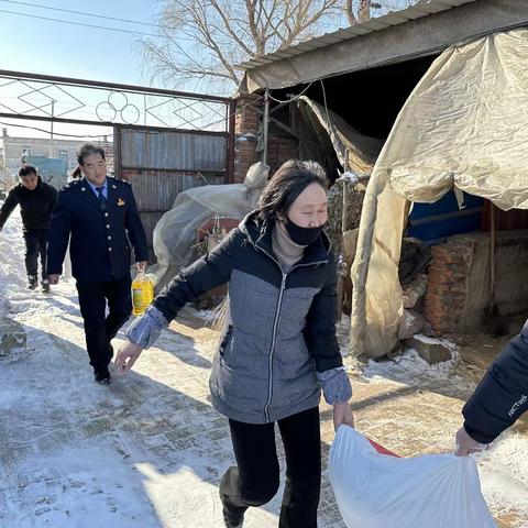 冬雪寄温情——北镇市妇联、北镇市税务局走访慰问困难家庭