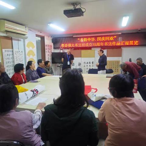 挥毫泼墨迎国庆 翰墨飘香话幸福