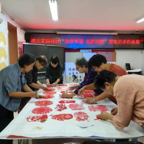 剪纸艺术传古韵 红色文化润民心 曙光花园社区党委为剪纸班学员发放剪纸素材