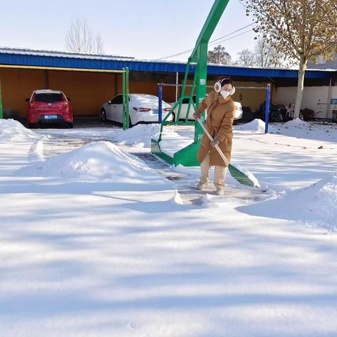 积雪满校园，扫雪护安全—东高口小学除雪行动