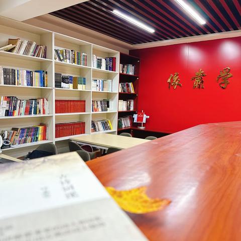 延安市第一稽查局职工书屋              荣获延安市总工会“延安市职工书屋”