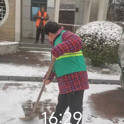 雪天里的守护者：永城一线工作者的责任与担当