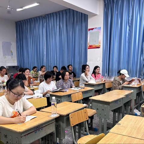 教师重新当“学生”，沉浸学习掀热潮——吉首市中小学教师暑期全员培训芙蓉学校全体教师学习纪实