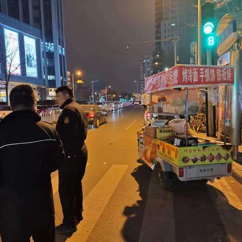 夜幕下的守护——大营门街执法队持续整治夜间占路经营现象