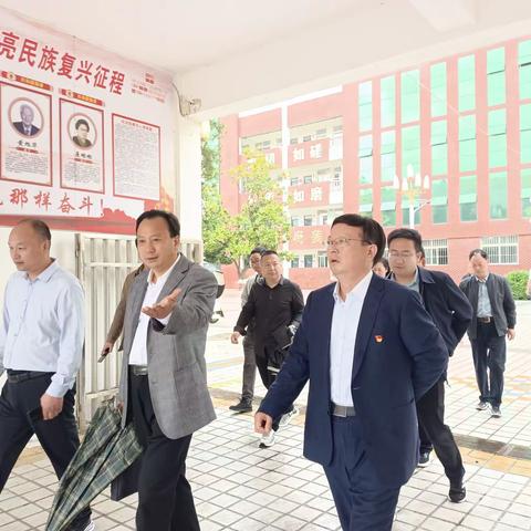 云阳镇党委书记刘学贵、副镇长陈玉杰深入学校调研中招复习备考工作