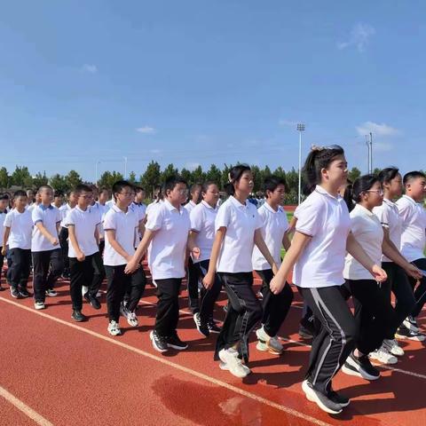 【全环境立德树人】雏鹰展翅 强国有我——胜利花苑中学6年级3班开学整训（第二天）