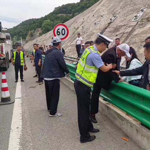 【铜川公安】客车故障滞留高速  交警紧急处置平安转运乘客