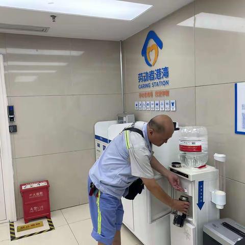 劳动者港湾服务触达能力强化，蜀兴中街支行为停车管理员提供便利