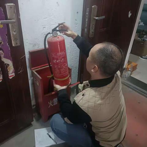 西曲江池社区更换老旧灭火器 筑牢消防安全网
