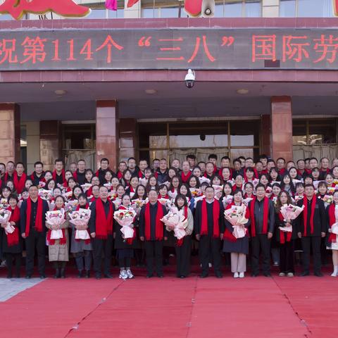 献花送祝福•巾帼建新功——临泽职教中心开展庆祝“三八”妇女节活动