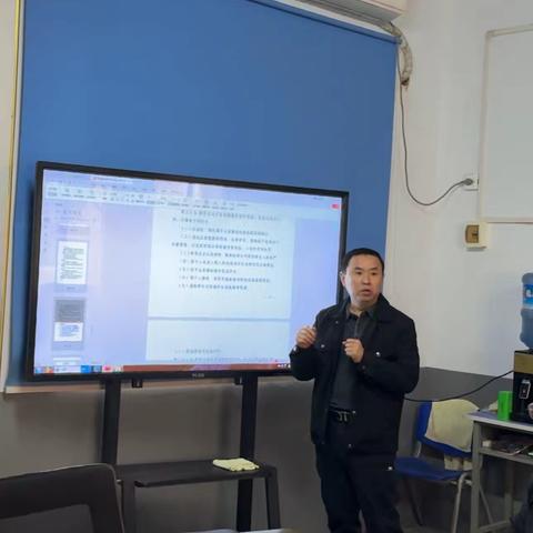 新华实验学校教育新规专题学习培训会纪实