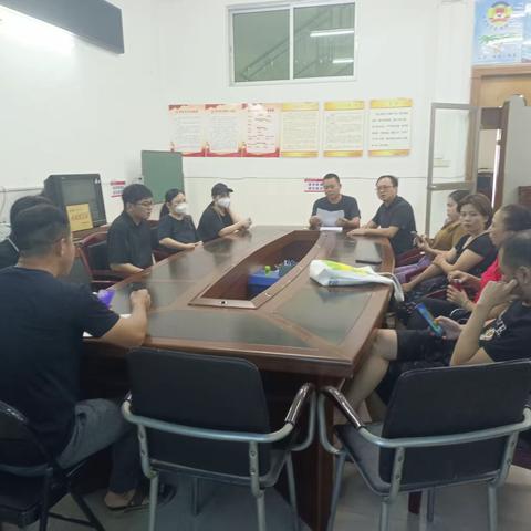 6月26日镇纪检书记龙开光到新兴社区检查加强作风整治