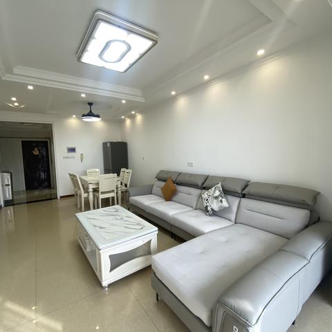 出售：香槟城一期产权68平米，26楼精装密码入户，双佣，请各位同行推荐一下，感谢，报价35.8万联系电话15182179932