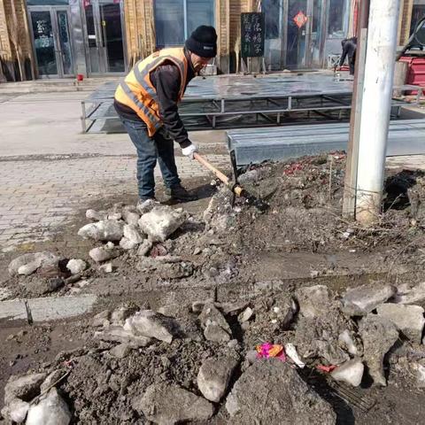 金河大林公司环卫队开展越冬垃圾及冰雪积水环境整治