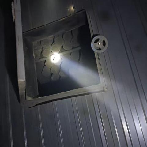 金河分公司热力中心站布袋故障处理及人工除尘工作完成