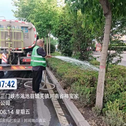 抗旱浇水不停歇 ，守护绿色园林城市