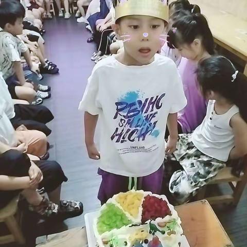 “我在幼儿园过生日啦”——冯玥小朋友幼儿园生日篇