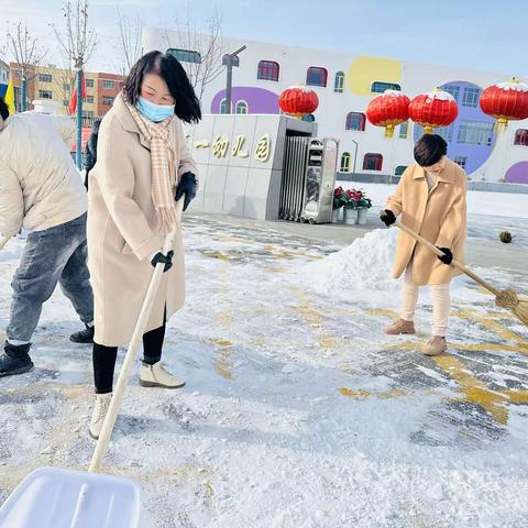 瑞雪纷飞迎开学  扫雪除冰暖心间 ——马楼学校开学准备篇