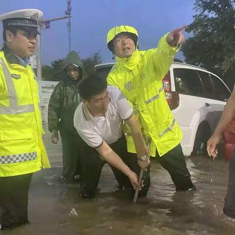 雨中交警执勤报道