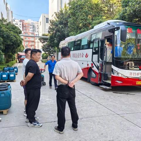 【党建引领 热血传承】—许烟社区党总支联合辖区企业黄金叶实业有限公司开展无偿献血活动