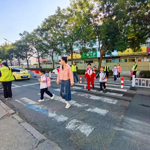 一路有你  感恩同行 日照市第三实验小学毛毛虫中队护学执勤