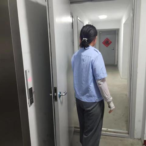 网格员排查安全隐患 筑牢社区安全防线