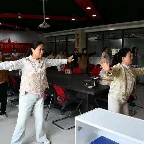 多彩春日正当时，风华正茂且锵行”八段锦进社区