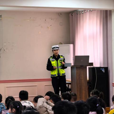 开发区大队进入合一幼儿园开展交通安全宣传活动