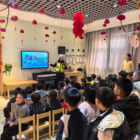 开发区大队走进濮阳市谢东幼儿园开展交通安全宣传活动