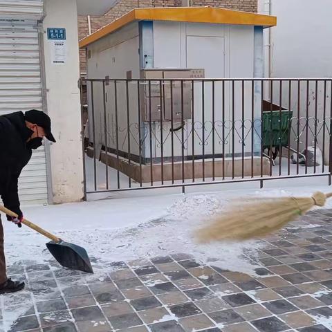 大雪如约而至美如画 物业扫雪暖业主