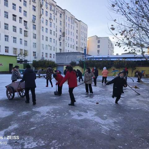 金城街道二高附小为复学保护航，清除积雪共努力