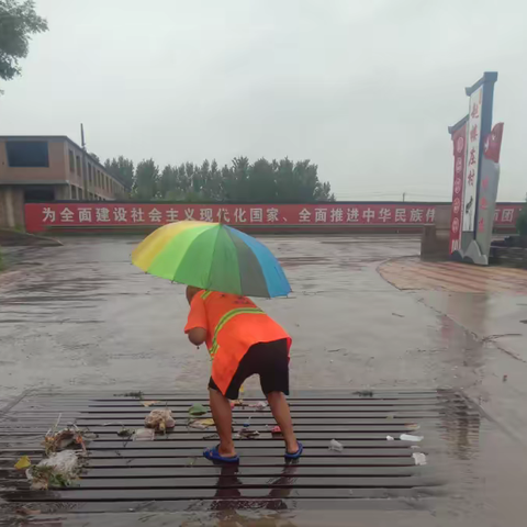 【清河项目部】不畏风雨   环卫“汛”速出击