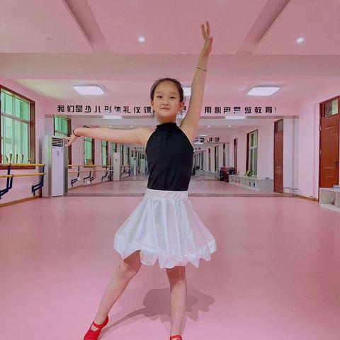 《我是一个多才多艺的小学生》城关小学一年级三班李佳怡指导老师:张先婷