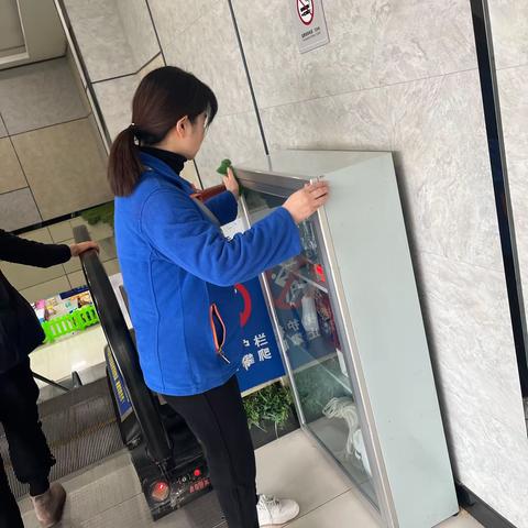 金色港湾店2023年12月份服务明星——防损课杜元芳