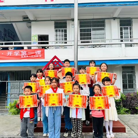 享读书乐趣，品经典茗香——记陈家河小学大量读写“好书推荐”手抄报展评活动