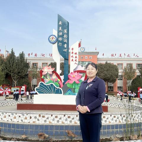 红心向党育桃李荷美绽放润童心