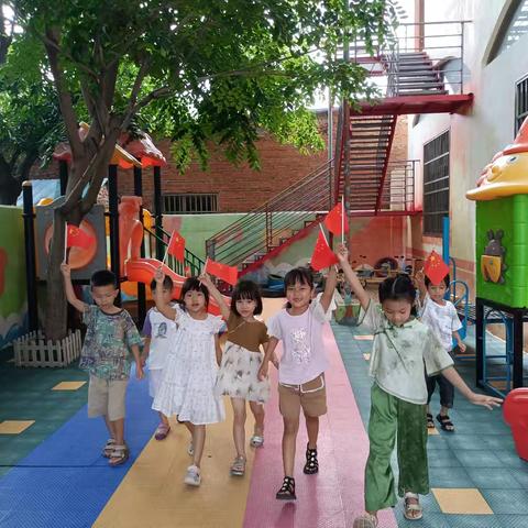 启慧幼儿园喜迎国庆：红旗飘扬童心向党