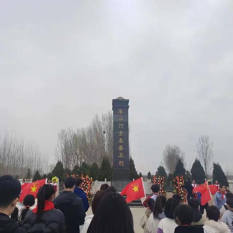 南阳中心小学——“缅怀英烈爱国魂，红色基因永传承”清明祭英烈活动