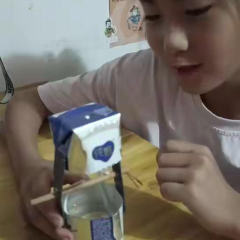 我是池阳小学三年级二班蒲芃欣，我正在参加微才艺之“我是最巧艺美星”