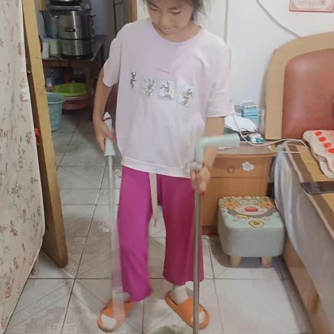 我是池阳小学三年级二班蒲芃欣，我正在参加微责任之“我是最亮美德星”