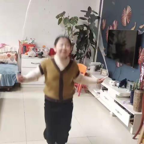 我是池阳小学三年级二班周俐营，我正在参加寒假微实践活动  微运动