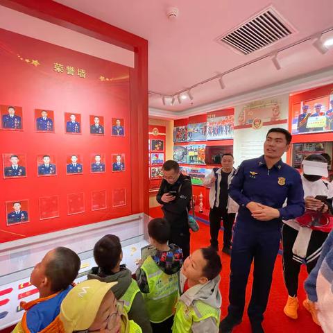 📢【小脚丫走北京】走进消防救援站——北新实幼凯盛园中三班萌娃的"烈火英雄"探秘之旅！🔥👨‍🚒