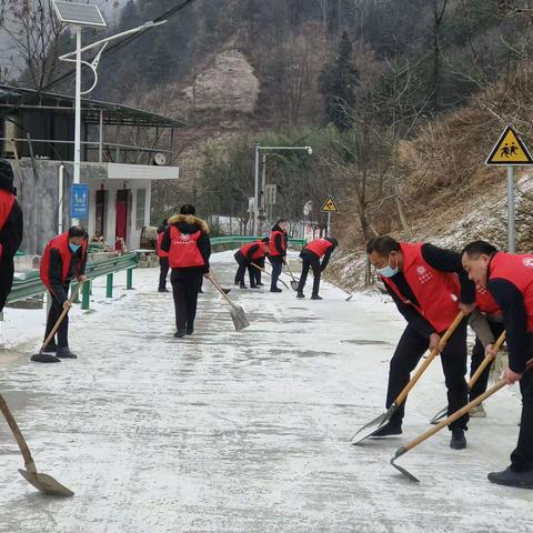 两岭镇开展清冰雪、保安全、暖民心志愿服务活动