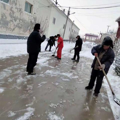 清除街道积雪方便群众出行