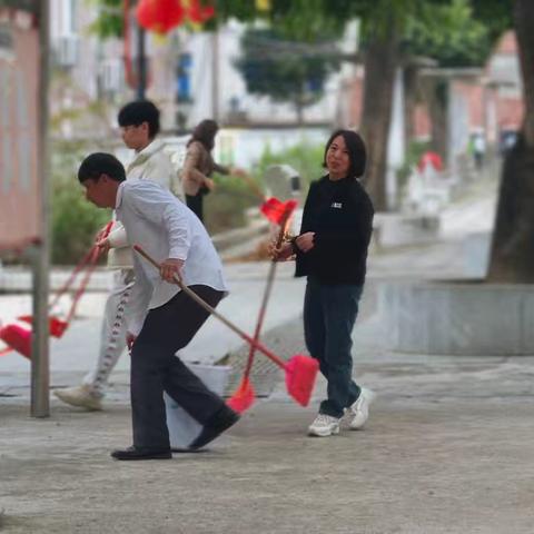 合山中学开展开学前校园卫生大扫除活动