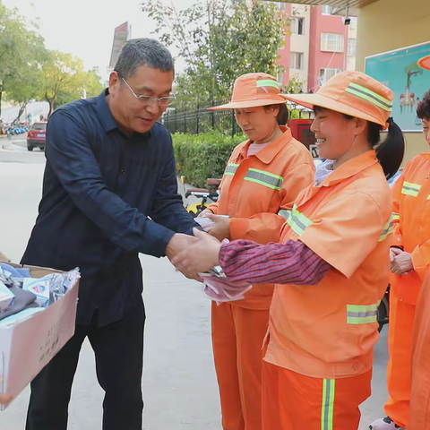 榆山街道云翠社区：致敬城市黄玫瑰 献礼环卫工人节