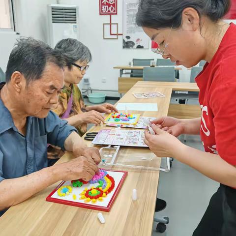 榆山街道云翠社区：“乐享彩艺 毛球画手作之旅”——云翠社区开展老年学校手工制作活动