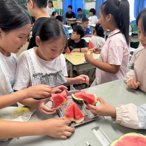 夏日里的甜蜜关怀：校长为学生买西瓜记