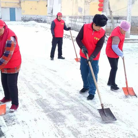 冯家村—铲雪铲冰志愿行一起扫出“暖心路”