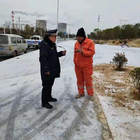 【平顶山市城市管理执法支队执法三大队】     ——天寒地冻赶施工，柔性执法暖心中